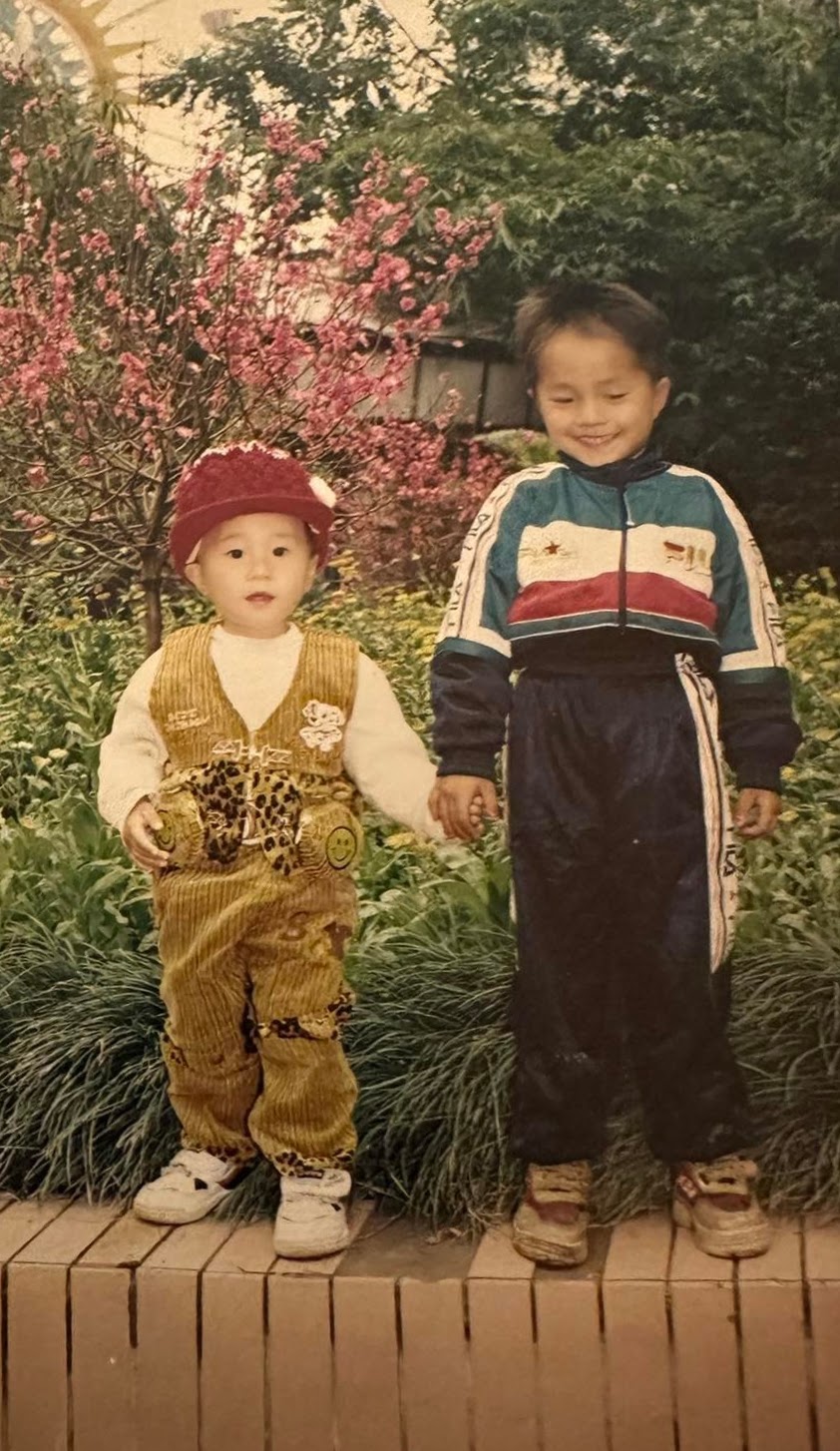 Tôi cùng em trai ngày thơ ấu